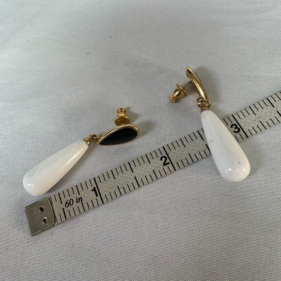 Vintage 70’s 80’s white drop dangle earrings - Picture 5 of 8